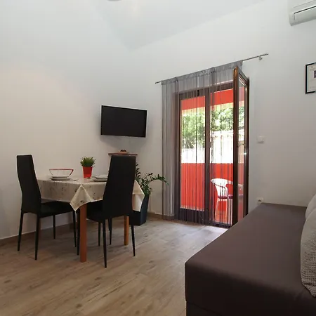 Oriana 898 アパート プーラ